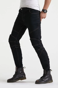 Detail van zwarte motorjeans met geribbelde kniestukken en contraststiksels
