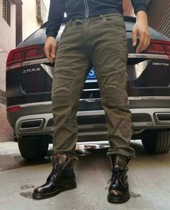 Détail du pantalon de moto vert olive avec genoux plissés et poches cargo