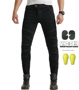 Detail van motorjeans met stretchpanelen en uitneembare kniebeschermers voor veiligheid