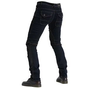 Dettaglio dei jeans da moto slim con pannelli elasticizzati e tasche cargo con patta