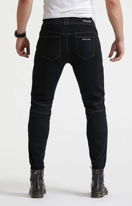 Detail van zwarte motorjeans met oranje contraststiksels en stretchpanelen aan de achterzijde