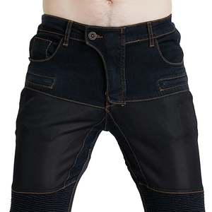 Dettaglio dei jeans da moto con inserti in mesh e pannelli a fisarmonica flessibili