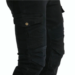 Détail du pantalon cargo moto noir avec genoux plissés et grande poche à rabat