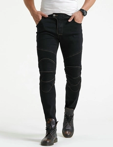 Detail van biker ribbels en oranje stiksels op de zwarte slim-fit motorjeans voor heren