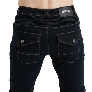 Dettagli dei jeans da moto con pannelli elasticizzati e tasche con cuciture arancioni