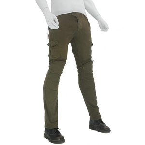 Detail der armygrünen Motorradhose mit Cargotaschen und plissierten Knie-Stretch-Einsätzen