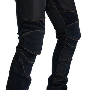Dettaglio dei jeans da moto con inserti in rete, ginocchia plissettate e protezioni