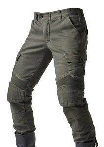 Detailansicht der militärgrünen Motorradhose mit Knie-Akkordeon-Panels und Cargo-Taschen