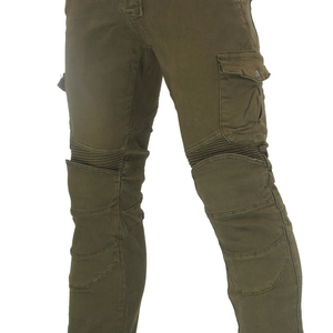 Detail der armygrünen Motorradhose mit flexiblen Akkordeon-Falten am Kniebereich