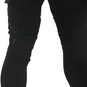 Detail der Akkordeon-Stretch-Einsätze an schwarzer Motorradhose für bessere Flexibilität