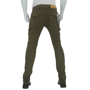 Rückansicht olivgrüner Motorrad-Jeans mit MOTO JEANS Lederpatch und Knie-Falten-Detail