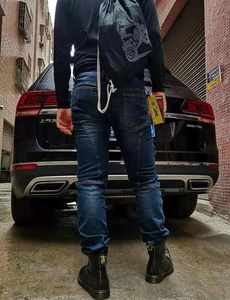 Détail du jean de moto d'hiver avec coutures segmentées et une coupe ajustée moderne