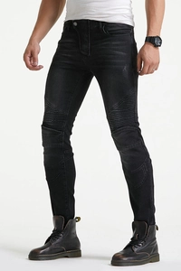 Détail des plis moto sur un jean de moto noir ajusté pour homme en denim stretch