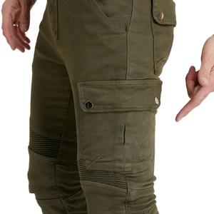 Détail du pantalon de moto olive avec plis de protection et poches latérales à rabat