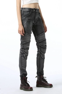 Détail d'un jean moto femme slim avec surpiqûres aux genoux et finition noir délavé