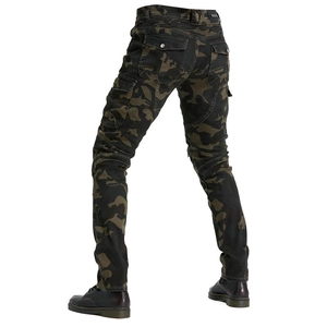 Détail du pantalon moto avec motif camouflage foncé et empiècements de protection aux genoux