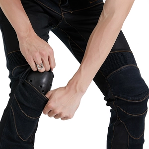 Dettaglio dei jeans da moto neri con tasche per protezioni ginocchia ed inserti flex