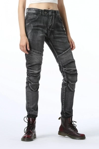 Détail d'un jean moto gris foncé avec panneaux de genoux plissés et une coupe ajustée