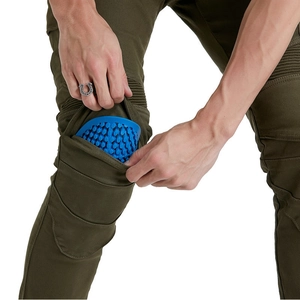 Protection de genou alvéolée bleue insérée dans le compartiment du pantalon moto
