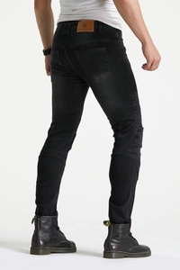 Détail du jean de moto avec panneaux extensibles et patch en cuir marron à la taille
