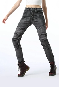 Détails du jean de moto gris vintage avec panneaux en accordéon aux genoux et coutures