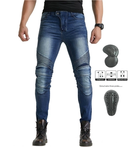 Détail du jean de moto avec genouillères de protection et design stretch shirring