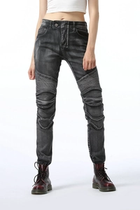 Détail des plis genoux sur ce jean moto gris délavé pour femme de style vintage