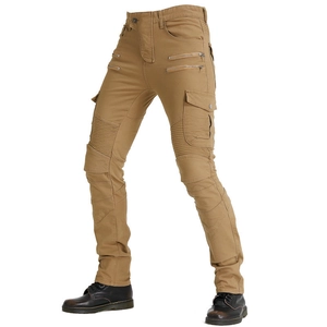 Dettaglio dei pantaloni cargo da moto kaki con pieghe sulle ginocchia e tasche laterali