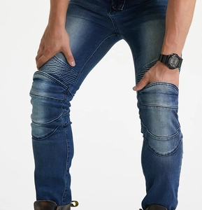 Détails de jeans moto bleu foncé avec panneaux à genoux plissés et coupe slim denim