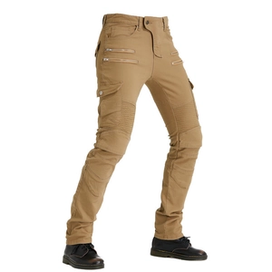 Dettaglio dei pantaloni cargo moto kaki con ginocchia a pieghe biker e cerniere funzionali