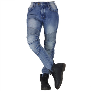 Détail du jean de moto bleu clair avec panneaux extensibles et effets de délavage pour femmes