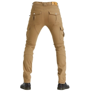 Dettaglio pantaloni moto kaki con pannelli elastici e toppa in pelle in vita posteriore