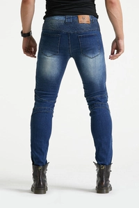 Détail du jean moto bleu avec écusson en cuir au dos et panneaux de genou articulés