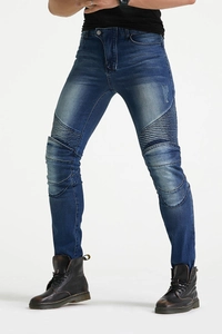 Détails des empiècements plissés sur un jean de moto bleu coupe slim pour hommes