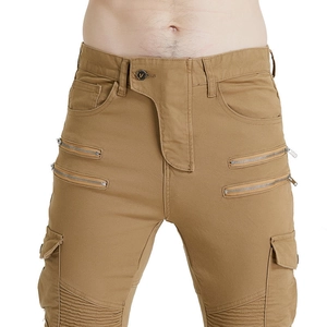 Dettaglio dei pantaloni cargo moto kaki con pieghe sulle ginocchia e zip decorative