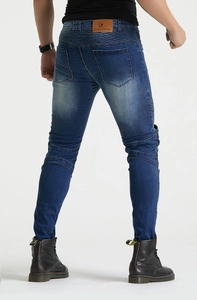 Vue arrière du jean moto coupe ajustée avec panneaux extensibles et écusson en cuir