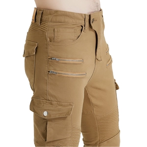Dettaglio dei pantaloni cargo moto kaki con rinforzi a costine e tasche con zip funzionali
