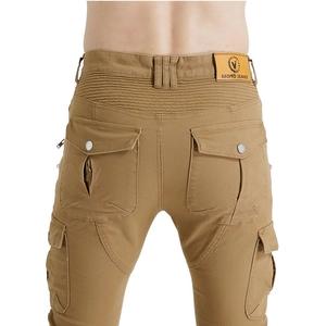 Dettaglio dei jeans da moto kaki con pannelli a fisarmonica elastici e tasche cargo