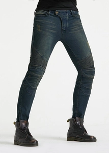 Détail du jean de moto bleu slim avec panneaux plissés en accordéon sur les genoux