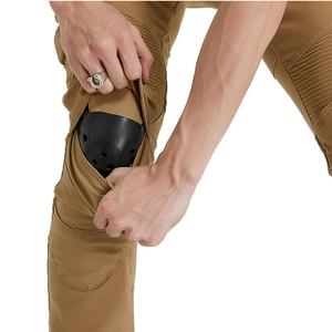 Dettaglio dei pantaloni da moto kaki con inserto per ginocchiera e pannelli a soffietto