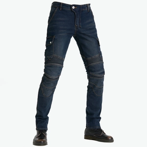 Détail du jean de moto bleu foncé avec panneaux extensibles côtelés et poches cargo