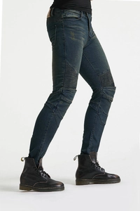 Détail du jean de moto slim avec nervures en accordéon et finition en denim délavé