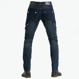 Vue arrière du jean moto coupe slim avec panneaux extensibles plissés et denim bleu foncé