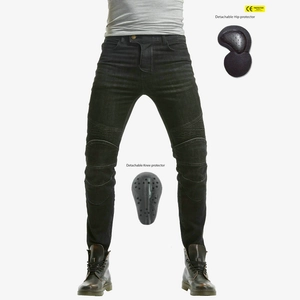 Dettagli dei jeans da moto con protezioni CE e pannelli elasticizzati sulle ginocchia