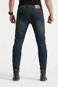 Vue arrière du jean de moto coupe slim avec étiquette en cuir et plis de protection