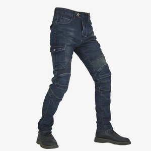 Herren Motorradjeans in Dunkelblau aus Denim mit Akkordeon-Rippung und praktischen Cargotaschen