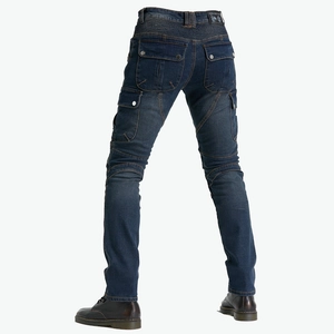 Détail d'un jean moto avec panneaux extensibles aux genoux et poches cargo latérales