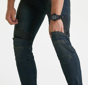 Gros plan d'un jean de moto bleu ajusté avec des panneaux extensibles en accordéon