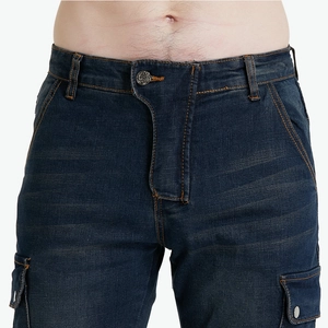 Détails du jean cargo moto avec coutures orange contrastées et boutons métalliques