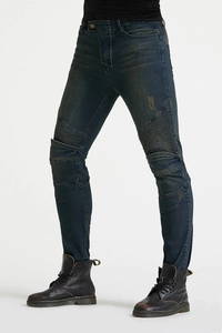 Détail du jean de moto avec empiècements extensibles côtelés et texture denim délavé